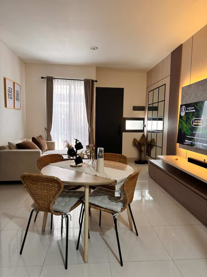 Karena masih tahap renovasi dining room diruangan ini gabung dengan living room. Untuk tema dining room sendiri aku terinspirasi dari muji style, dengan meja kayu dan kursi rotan. 

#diningroom #diningroominspo
#rumahcluster #tinyhouse
#rumahclusterdijakarta