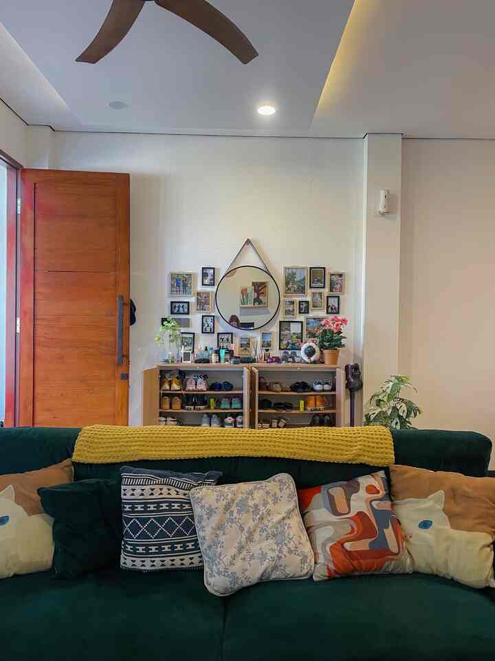 Penggunaan rak sepatu tertutup bisa menjadi dekorasi di #livingroom tanpa khawatir terlihat berantakan. Sepatupun akan aman dari debu

#ruangkeluarga #bohemian #scandinavian #inspirasilivingroom #rumahdengankucing #tanamandalamruangan #indoorplants