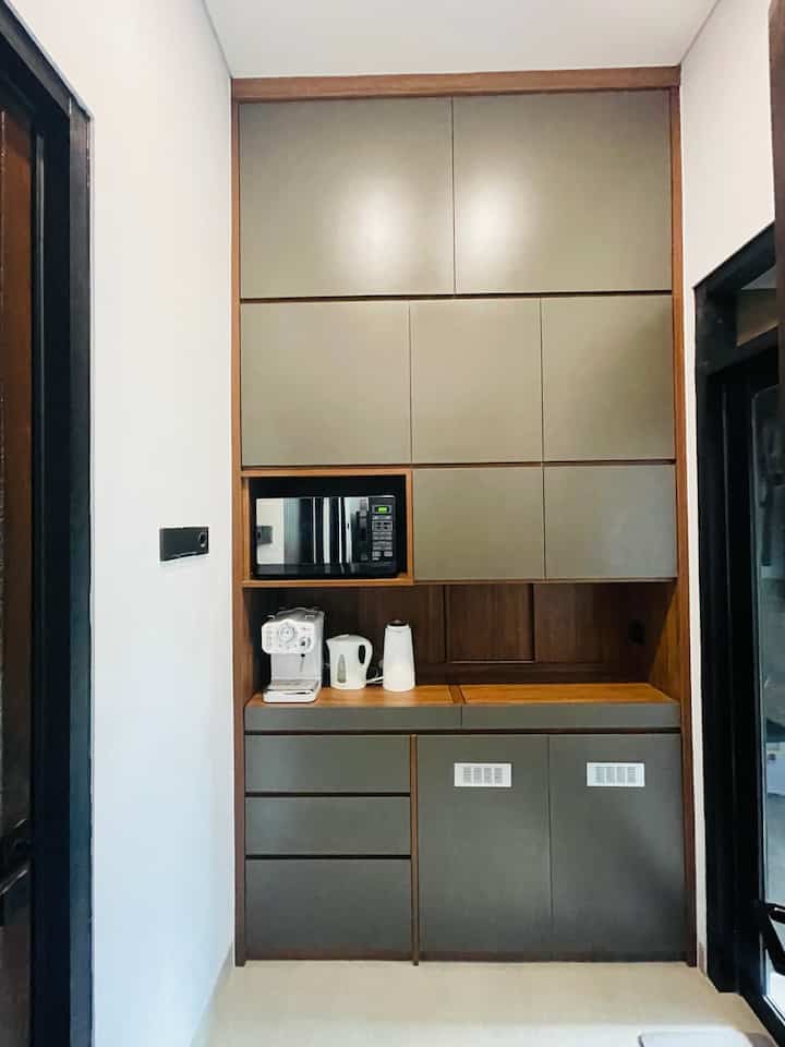 Ruangan yang awalnya hanya sebagai transisi dari bangunan utama ke service area yang semi outdoor ini kami manfaatkan sebagai mini pantry. 
Rumah kami mengusung tema minimalis, memilih custome furniture menurut kami adalah solusi agar rumah terlihat selalu rapi karena ukurannya sudah disesuaikan dengan ruangan. 
Selain itu fungsinya juga bisa disesuaikan sesuai kebutuhan. Untuk kami rumah dengan banyak storage membuat kami merasa rumah terlihat selalu rapi karena setiap barang punya “rumahnya” masing-masing. 

#pantry #minipantry #areatransisi #tentramdihuni #homeinspo #inspirasirumah #inspirasiruangansempit 

