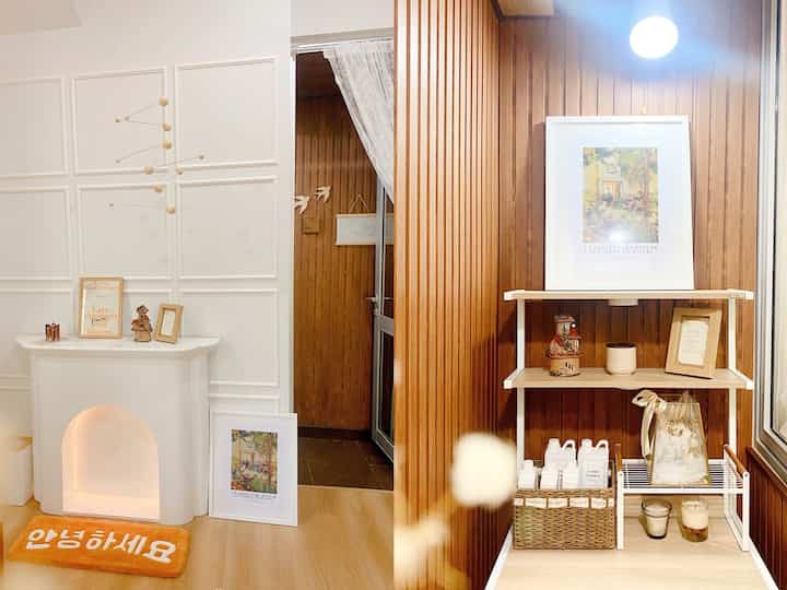 Ruang kecil di rumah mungil, yess rumah ini ukurannya terbatas karena tidak ada tempat khusus untuk taruh cairan" pembersih aku beli rak dengan ukuran pas dengan ruangan sekecil ini, aku ubah menjadi cantik dengan duma agar terlihat lebih besar dan pastinya terlihat tetap aesthetic dan warmy #ruangsempit #ruangterbatas #nevertoosmall #homedecor #ruangserbaguna #homestagram #aestheticroom #ruangpenyimpanan 