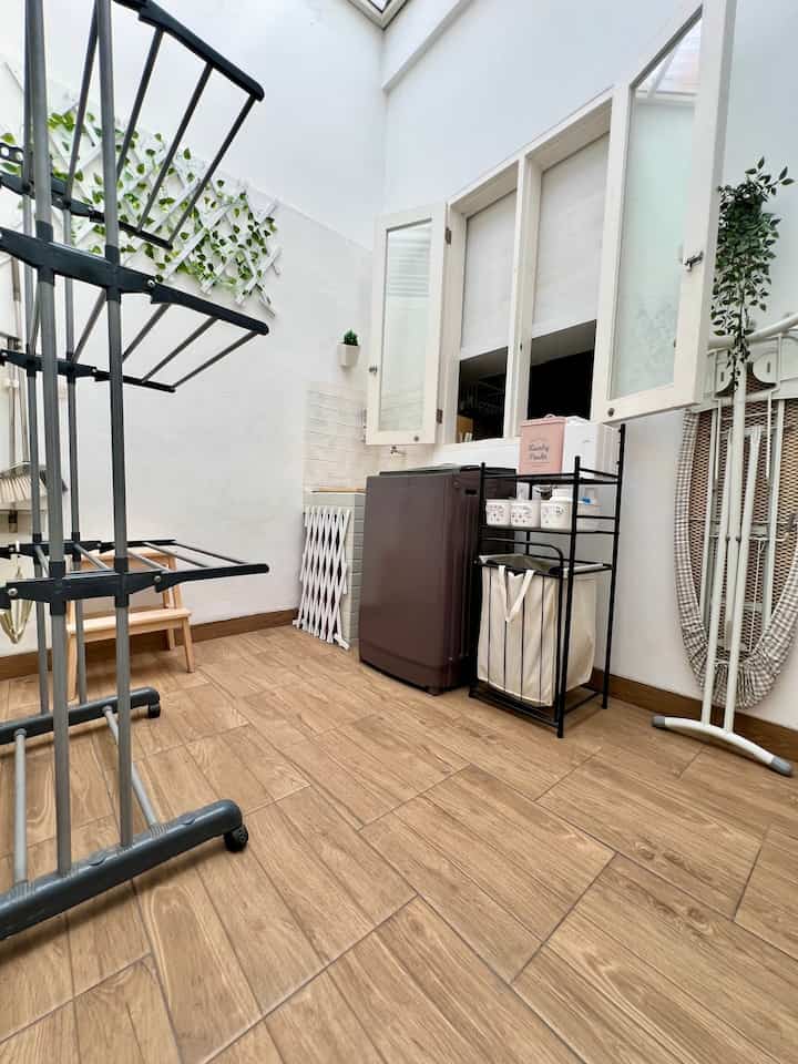 Laundry room atau service area yang tepat di belakang dapur ini luasnya 2x4 m2. Banyak yang mengira lantainya pakai vinyl flooring padahal ini keramik motif kayu ukuran 40x40 cm dengan tekstur kasar sehingga tidak licin saat ada genangan air

Atap laundry menggunakan bahan polycarbonate clear yang saat hujan lumayan berisik tapi saat cerah jemuran jadi cepat kering

Bagian dinding fasad belakang menggunakan keramik motif bata putih. Diatasnya ada ventilasi dari besi hollow yang dipasang kasa kawat

Mudah2an laundry room ini bisa jadi inspirasi buat yang ga suka naik ke atas buat jemur baju seperti aku 😄🌼

#laundryroom
#laundry
#ruangjemur
#jemuran
#homedecor