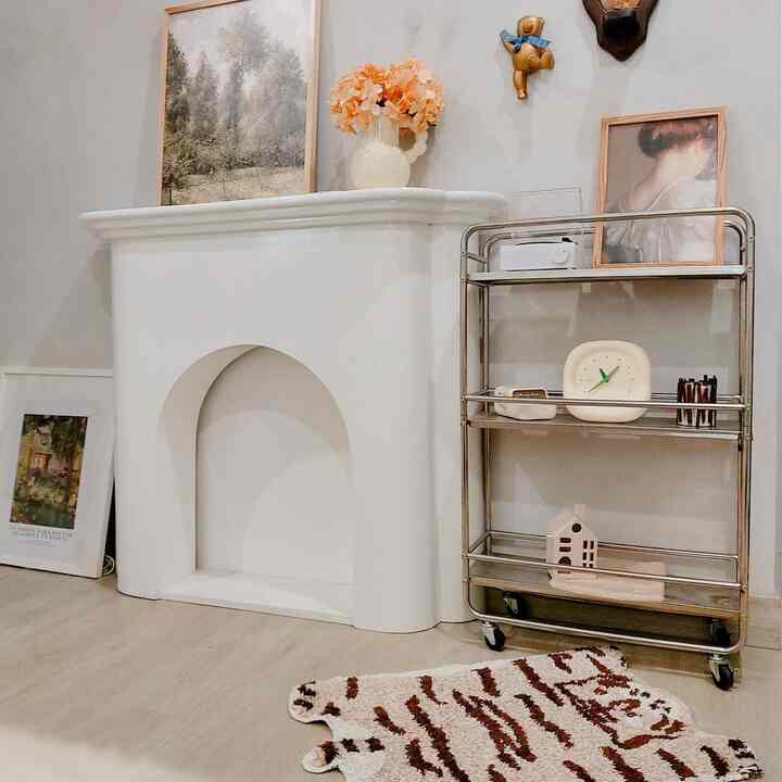 Buat rumah aesthetic dengan dekorasi" vintage membuat ruangan menjadi tempat ternyaman , aku suka sekali menghiasi atau mengubah" lukisan di dinding jd rumah aku buat seperti ARTSY menjadikan rumah seperti museum seni koleksianku di rumah #artsy #rumahantik #museum #ruangkeluarga #ruangpermainan #livingroom #aestheticroom #aesthetic #homestagram 