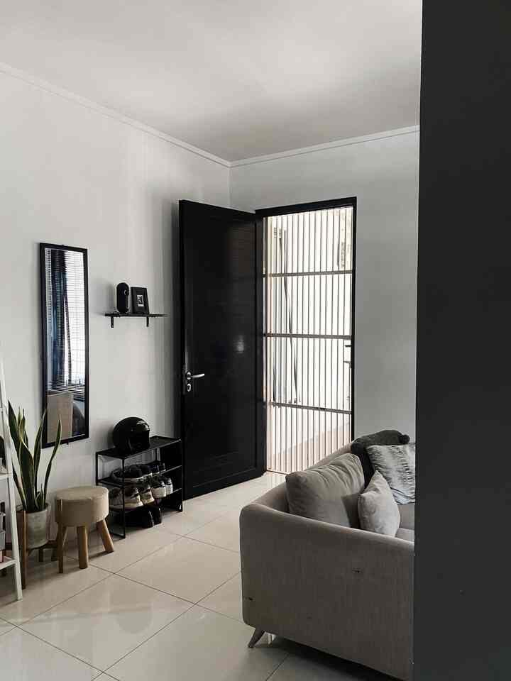 Selamat hari minggu dari rumahkanawa yang baru aja di bersihin 🌞

#entranceidea #kitchenidea #diningroomidea #diningroom #kitchen #openplankitchen #openplanconcept #industrial #scandinavian #scandiindustrial