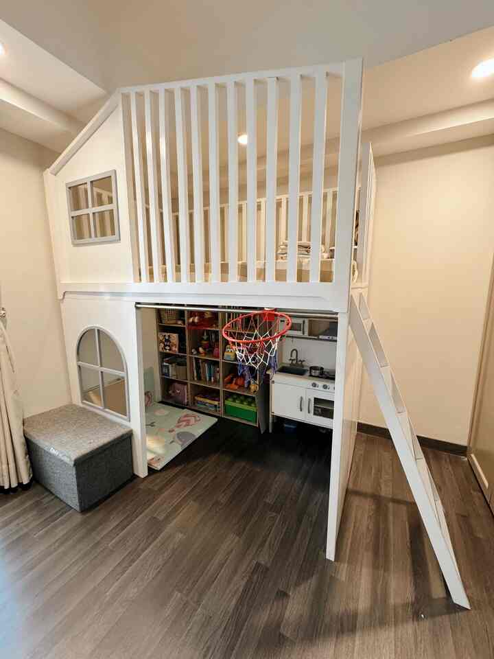 Welcome to Our Kids Playroom.. Kami membuat Bunk Bed untuk memaksimalkan ruang yang ada.. Bagian bawah diperuntukan ruang bermain yang kami tambahkan rak-rak buku yang berfungsi sebagai tempat penyimpanan mainan..
Bagian atas kami menempatkan bed untuk area tidur..
#playroom #kidsroom #bunkbed #apartment #apartmentliving #bleukitchen #americanclassic