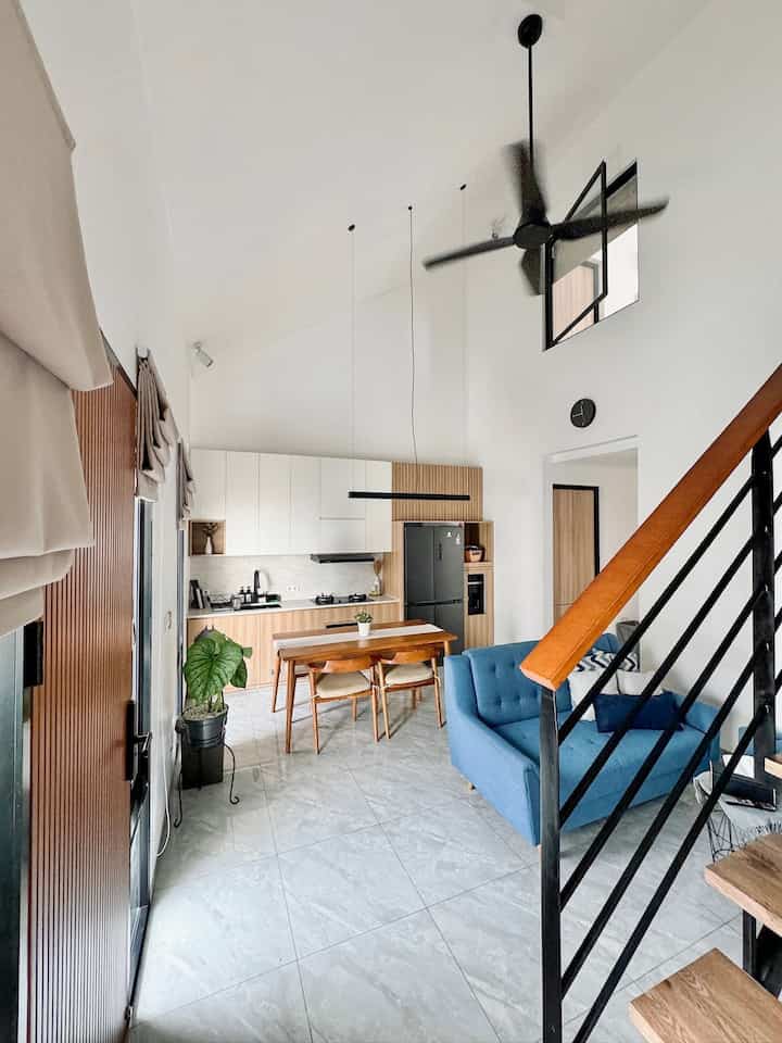 Tips rumah terasa lega dan sejuk meski di lahan terbatas ✨

1. Open Space
Memiliki ruangan tanpa sekat membuat rumah terasa lebih lega. Selain itu, ruangan seperti ini membuat interaksi antar keluarga menjadi lebih dekat dan komunikatif.
2. High Ceiling
Dengan adanya plafon yang tinggi, sirkulasi udara masuk akan lebih leluasa dan tahan lama. Rumah akan terasa lebih sejuk.
3. Cross Ventilation
Sirkulasi udara dan pencahayaan adalah hal penting yang harus diperhatikan. Selain adanya plafond yang tinggi, cross ventilation juga sangat penting diterapkan. Pertukaran udara masuk dan keluar akan lebih baik. Supply cahaya alami dari banyaknya bukaan/jendela juga membuat ruangan tidak mudah lembab.
4. Item dekorasi yang fungsional
Mempercantik ruangan bukan berarti harus menumpuk item dekorasi. Sebaiknya gunakan item dekorasi yang fungsional dan secukupnya. Akan muncul nilai estetika dan kerapihan, ditambah ruangan terasa lebih lega dan sejuk.

#TipsRumahLega #TipsLahanTerbatas #OpenSpace #HighCeiling #CrossVentilation #JapandiIndustrial #Mezzanine