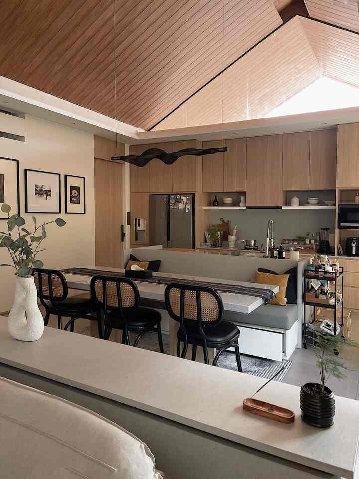 Inspirasi Menata dan Memaksimalkan Ruang Rumah Open Plan  

Rumah ini memiliki konsep open plan dimana tidak ada sekat antar ruangan, dengan bentuk layout persegi panjang. Supaya ruangan tetap lega dan tidak terlalu penuh dengan furniture, maka di area dapur kami menyatukan Kitchen Island dengan bench untuk meja makan dengan design seperti booth pada diner. Dan dibawah bench pun kami minta dibuatkan laci sebagai tempat penyimpanan extra.

Setelah area meja makan langsung dihadapkan dengan ruang keluarga, dan untuk menyiasati penambahan tempat penyimpanan, oleh interior designer kami dibuatkan credenza custom pas di belakang sofa yang menjadi seperti pembatas ruangan sekaligus menjadi tempat penyimpanan keperluan rumah seperti storage untuk sarung bantal sofa, batu baterai, dan perkakas rumah lainnya. Dengan adanya storage extra ini rumah open plan bisa rapi karena setiap barang yang tidak terlalu sering dipakai bisa disimpan, dan hanya barang dekorasi saja yang ditampilkan.

Menata rumah open plan cukup tricky karena dalam satu ruang pandangan mata terdapat tiga fungsi ruang sekaligus, sehingga peletakan furniture dan barang-barang juga harus tepat agar tidak terlihat penuh dan berantakan.
_
#RuangTerbatas
#NeverTooSmall
#RuangSempit
#dirumahpojok
#openplanhome
#openplanstyling

