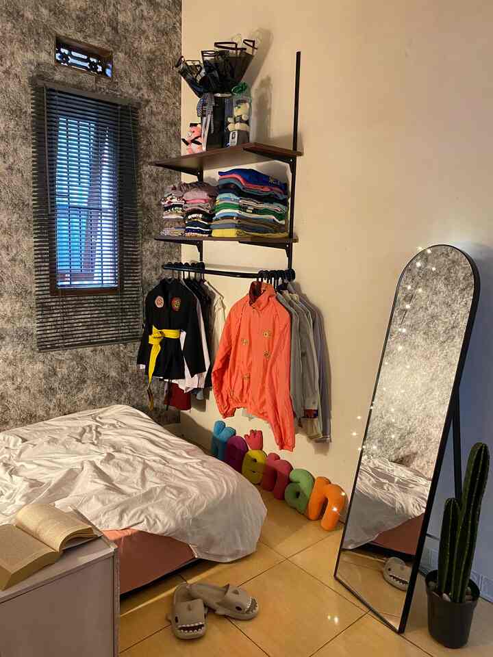 Never Too Small 

Kamar tidur ini berukuran 3x2 m penempatan lemari terbuka menjadi opsi agar tidak memberi kesan penuh dan rak buku sebagai pelengkap memaksimalkan penyimpanan yang di tambahkan beberapa box untuk menyimpan kaos kaki dll

#RuangSempit
#Ruangterbatas
#NeverTooSmall
#decorlowbudget
#inspirasikamar