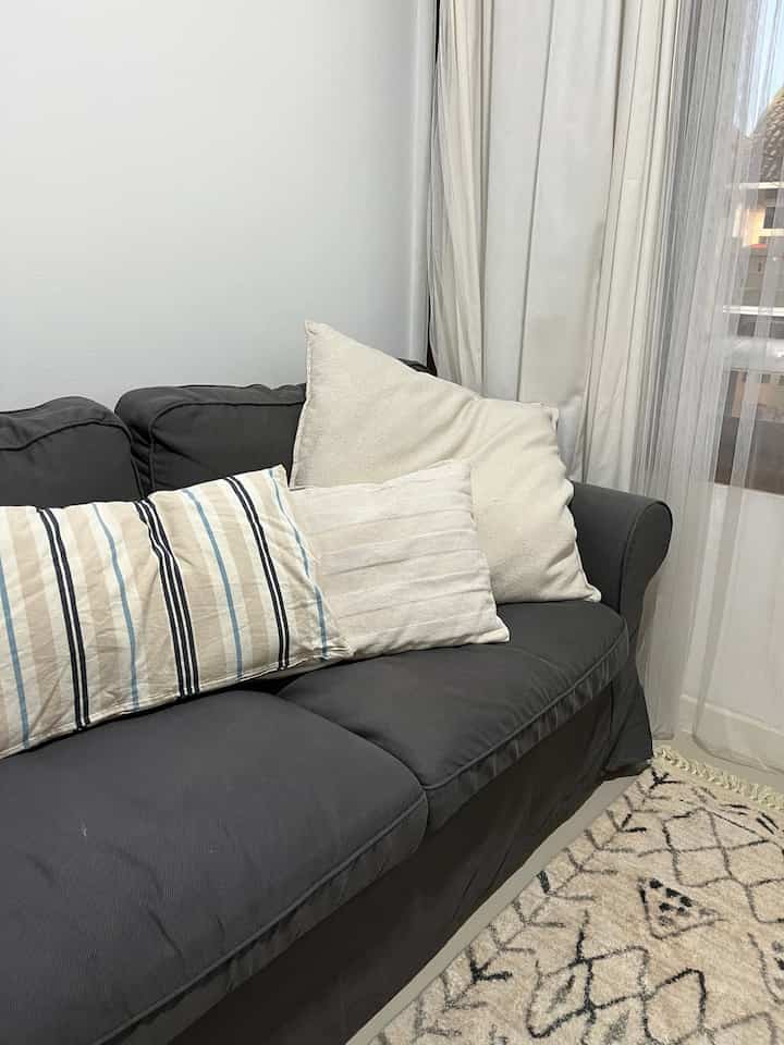 Cara mensiasati ruang tv yg sempit agar tetap nyaman:
penggunaan sofa double seat, karpet, dan rak tv. Selain menggunakan rak. Agar ruangan tidak terlihat sempit, gunakan cat tembok warna netral seperti putih, krem, hitam, atau beige. Warna ini akan membuat ruangan terlihat luas dan juga minimalis. 

#ruangansempit
#ruanganterbatas
#nevertoosmall