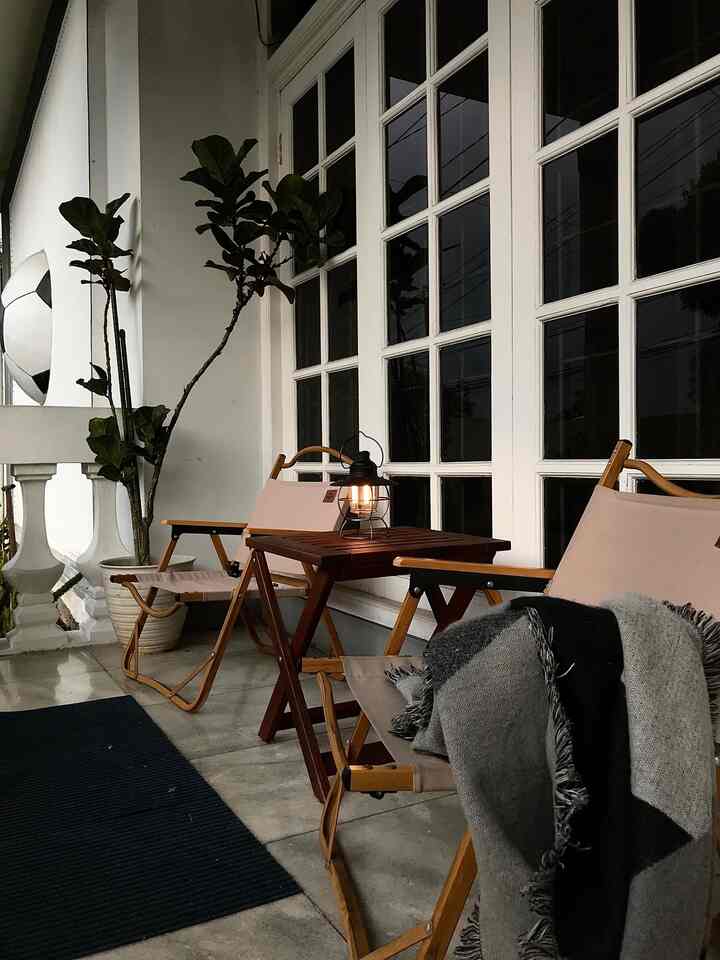 Outdoor seating area di rumahku ada beberapa spot. Salah satunya di teras depan ruang game, bisa dibilang teras serambi. Manfaatin peralatan camping yang ga dipake buat duduk-duduk pas malam hari. Meja dan lampunya juga salah satu koleksi perlengkapan camping aku. 

#Ruangsempit #Ruangterbatas #NeverTooSmall #outdoor #terrace #midcenturymodern #campinggear