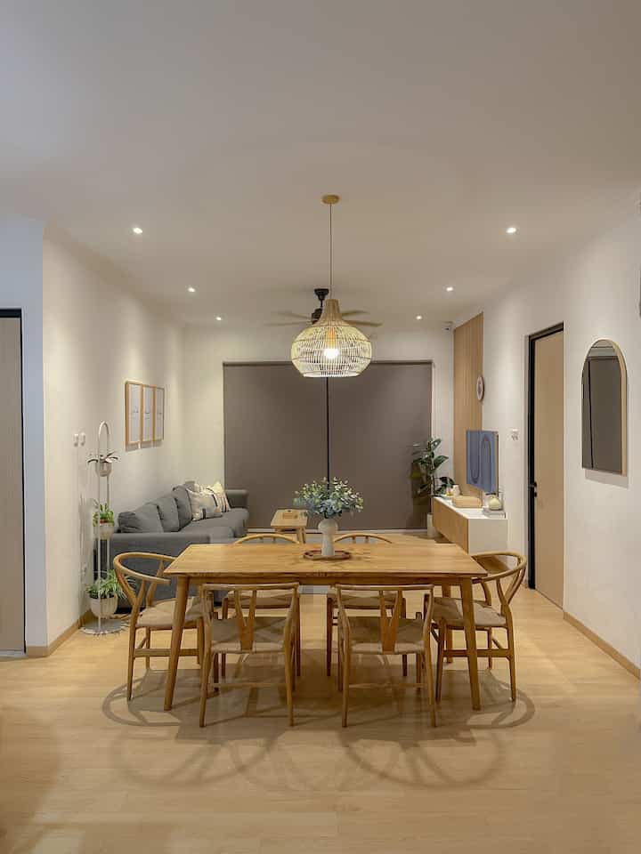 Ini foto-foto before & after dengan Adobe Photoshop Lightroom. Aplikasi yang satu ini memang yang selalu aku gunakan untuk mengedit foto dan video. Hal pertama yg pasti aku gunakan adalah fitur auto geometrynya, fitur ini hampir aku gunakan di semua foto. Setelah itu baru menggunakan preset yang aku create sendiri. Biasanya aku sll aplikasikan dulu presetku disemua foto dan video, kalau dirasa kurang oke, baru aku ulik lagi light dan colornya secara manual. Selain itu fitur lainnya yang sering aku gunakan adalah remove dan clone. Remove bisa dilihat di slide 2 dimana ada barang-barang yang in frame tapi sangat mengganggu jadi aku remove barang-barang tersebut. 

#OClassPhotoEditing
#MyEditingStyle