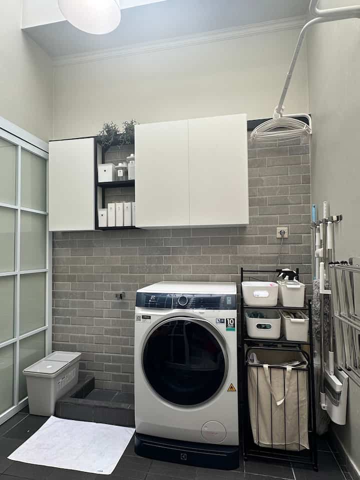 • Compact Laundry Room •

Hello, O!House friends, laundry room di rumahku didominasi warna abu-abu putih. Di sini aku menyimpan alat-alat kebersihan, deterjen, lap, keset, stok sabun cuci piring, pembersih kaca, dan sejenisnya.

#LaundryRoom
#CompactHouse
#WhiteLaundryRoom
#RuangCuci
#RuangCuciSederhana
#RuangPenyimpanan