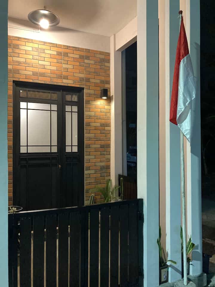 Teras Mungil Roemah Pakal di malam hari

Teras mungil ini begitu buka pagar langsung jalan , apakah aman?Alhamdulillah jalan depan rumah ini row nya cuma 4-5 meter an dan bukan jalan raya jadi aman

Teras ini termasuk icon nya Roemah Pakal dengan ada nya keramik bermotif batu bata dan lampu warm lightnya

Semoga menginspirasi

#rumahindustrial #industrialdesign #inspirasirumah #teras #terasrumah #rumahperkampungan #terasmungile