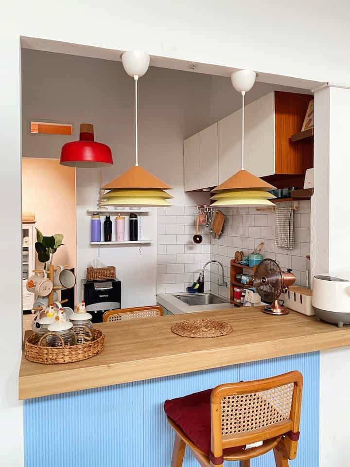 Dapur di area terbatas sekitar 2x2 meter yang akhirnya kami kosongkan sejumlah item agar lebih luas ✨

Awalnya area di dekat sink terdapat mesin cuci, yang kemudian kami pindahkan ke area belakang. Area ini akhirnya jadi tempat dispenser 💦

Agar area dapur ini terlehat lebih lega, kami memakai color palette cerah pada sejumlah item dekorasi, mulai dari backsplash putih, top table berwarna cokelat natural kayu, pendant lamp berwarna kuning-oranye, dan  wall panel biru pastel 🩵💛🤍

Hal ini juga berlaku untuk perlengkapan makan/dapur, seperti coffee machine putih, dan piring ala korean cafe 🍽️

#Ruangsempit #Ruangterbatas #NeverTooSmall #japandi #midecenturymodern #rumahdeveloper #depok 