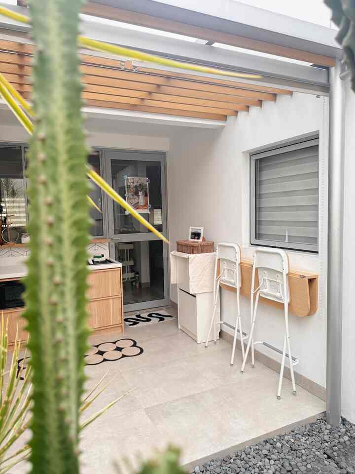 Area kitchen merupakan area yang dibuat compact & fleksibel karena menampung berbagai jenis barang mulai dari perlengkapan memasak, berbagai macam bumbu dan persediaan makanan.
Oleh karena itu, dibuat cabinet untuk mengorganisir berbagai jenis barang tersebut. Kami juga menggunakan meja & kursi yang dapat dilipat jika tidak digunakan agar ruangan dapat terasa lebih luas tapi tetap fungsional.

#RuangSempit #Ruangterbatas #NeverTooSmall #KitchenInspo #KitchenIdeas #KitchenStyling