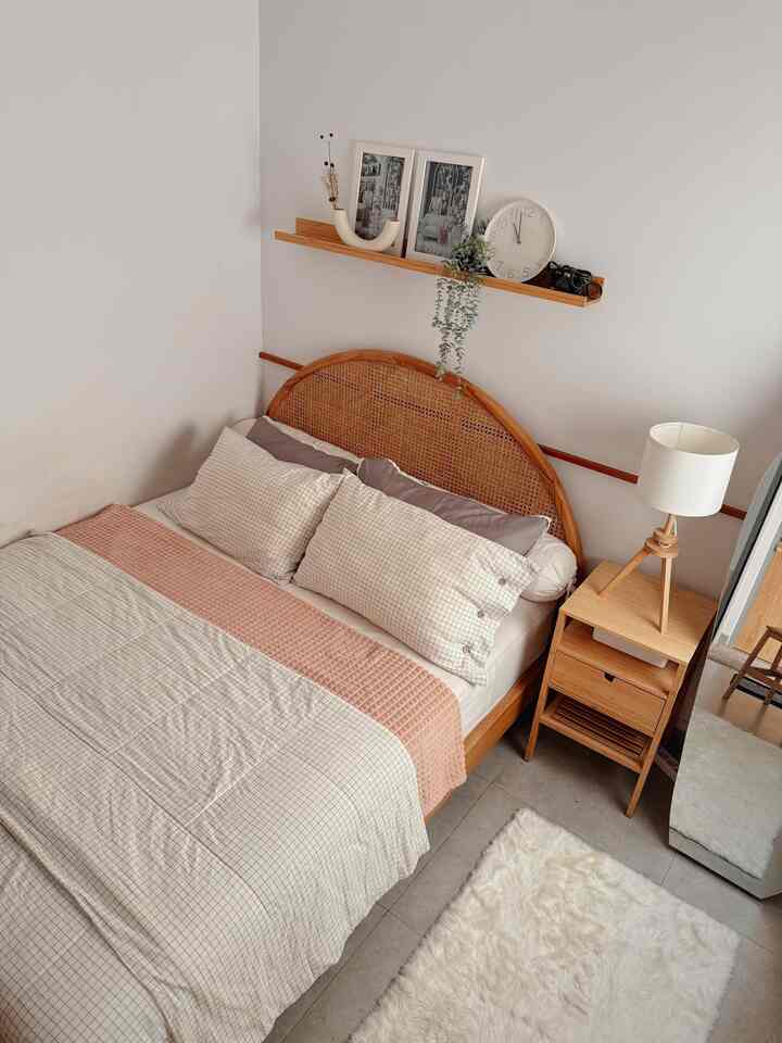 Compact bedroom 3x2.8m
Agar area bedroom yang luasnya terbatas dapat terlihat lebih luas, kasur berukuran queen diletakan dipojok ruangan agar menyisakan space untuk sirkulasi,
Sisi lainnya dibuat lemari yang tingginya hingga ke plafon untuk dapat menampung pakaian dan dapat dimanfaatkan sebagai storage perlengkapan lainnya.

#BedroomInspo #MiniBedroom #SmallBedroom #MasterBedroomIdeas #MinimalisBedroom #BedoomStyling