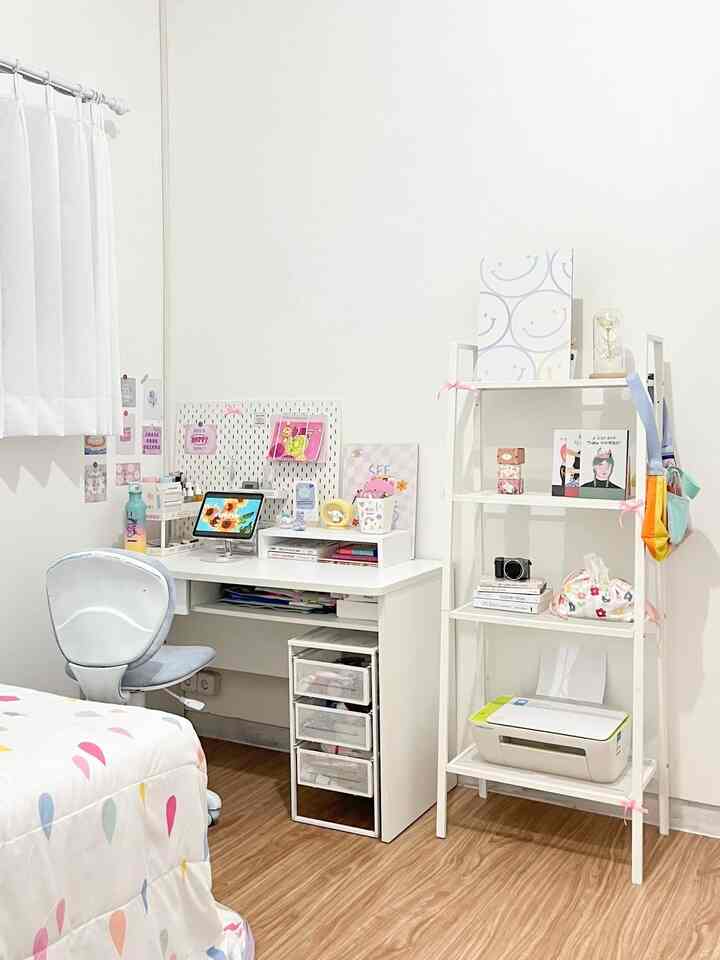 Ruanganku 3x3

Ruangan minim jadiin aku lebih tertantang buat berkreasi lebih. Tips yang aku lakuin buat manfaatin ruang yang aku punya :

1. Mulai dari pemanfaatan rak yang bisa flexible masuk di bawah desk. 
2. Kaca untuk ootd yang bisa aku pindah2 sesuai mood dan supaya bisa kaya di studio foto biasanya aku taruh deket lemari atau pojok seperti ini.
3. Lalu aku kasih space di tengah ruangan kamar ini agar aku bisa leluasa untuk ngelakuin apa aja seperti olahraga di kamar, sometimes setrika, dll.

Sekian tips pemanfaatan ruangan dari aku, semoga bermanfaat! ^~^

#Ruangsempit #Ruangterbatas #NeverTooSmall 
#kamartidur #kamaraesthetic