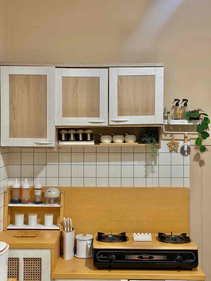 Penggunaan furniture Low Budget di RumahRantau✨

Untuk kitchen set atas kami pilih yang harganya afordabel di kirasan 400 ribuan , 
Itu kami gunakan untuk menyimpan segala gelas dan printilan dapur lainnya ✨

#Printilanlowbudget
#dapurmini
#furnituremurah 
#inspodekorasidapur
#penataandapuropenspace
#rumahdinas
#rumahrantau
#pontianak
#asramabrimob
