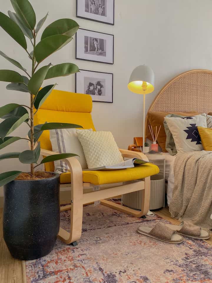 Tips Menata Area Terbatas ✨
—
untuk dapat memaksimalkan ruangan yang areanya terbatas, penggunaan furnitur multifungsi bisa jadi solusi, agar selain ruangan menjadi stylish, secara fungsi pun tetap terpenuhi

pada area kamar akhirnya standing lamp lama di-upgrade menjadi standing lamp multifungsi, bukan hanya berfungsi sebagai lampu yang bisa menciptakan mood ruangan, tapi sekaligus jadi side table dan juga storage

bahkan kepala lampunya bisa diarahkan sesuai kebutuhan cahaya yang diinginkan 

cukup menempatkan 1 item ini di area yang terbatas, tapi bisa memenuhi fungsi sebagai lampu, side table, dan juga storage 👌🏻

#Ruangsempit
#Ruangterbatas
#NeverTooSmall
#BedroomInspo
#InspirasiKamar
#BedroomStyling
#ScandiBohoStyle