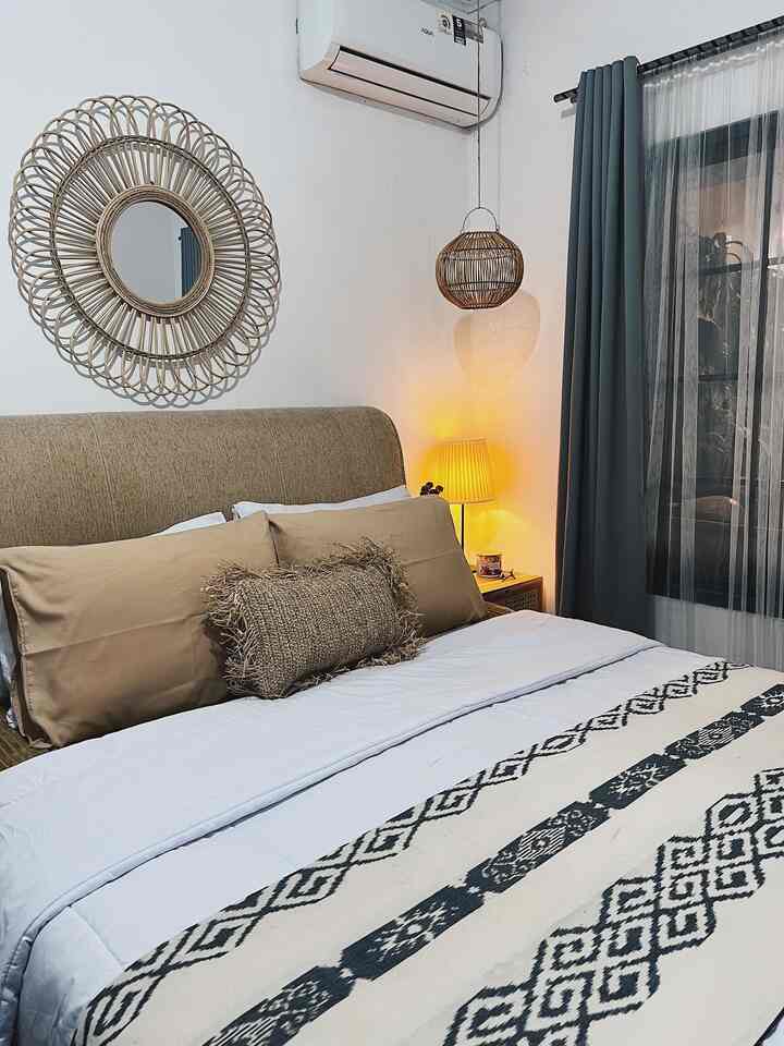 Halo Tetangga Kimkim 👋🏻

Kamar tidur ini berukuran 3 x 4 meter. Masih sangat cukup apabila diisi dengan kasur king size, tapi saya memilih queen size, agar masih ada space lantai kosong.

Untuk hisan dikamar ini rata-rata terbuat dari bambu. Seperti kap lampu rotan yang dipasang 2 sisi samping tempat tidur. Hiasan cermin diatas tempat tidur & Meja nakas yang saya pakai terbuat dari kayu jati dengan ornamen anyaman rotan juga.

Konsep kamar tidur ini seperti villa di Bali, yang kental dengan unsur alam yaitu kayu & rotan

#InspirasiKamarTidur
#BedRoomIdeas
#BedroomInspiration
#BedroomDecor
#KamarTidurUtama
#BaliBedroom
#MasterBedroom