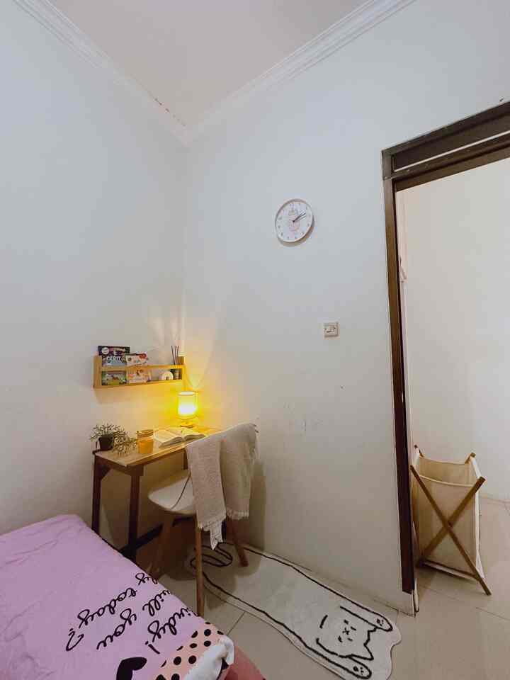 Ini adalah salah satu area terbatas yang ada di rumah kami. Ruang belajar anak atau biasa juga dipakai sebagai ruang kerja, memanfaatkan pojokan kamar dengan space kecil yang tersisa. Untuk memaksimalkan ruangan ini, kami mencoba DIY meja belajar/meja kerja sesuai dengan ukuran yang dibutuhkan. Dibuat dari kayu bengkirai yang dilapisi dengan kertasive berwarna sonoma oak. 

#RuangSempir #RuangTerbatas #NeverTooSmall