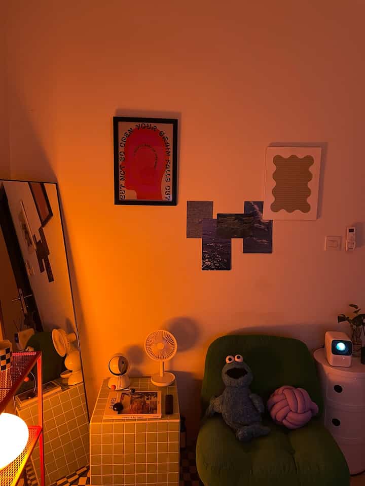 Merangkul suasana malam di kamarku dengan cahaya hangat lampu suasana hati 🌙🧡✨. Menciptakan suasana nyaman dan tenteram. 

#Getaran Malam 
#Tujuan Kamar Tidur 
#Hidup Nyaman 
#Desain rumah
#MidCenturyModern