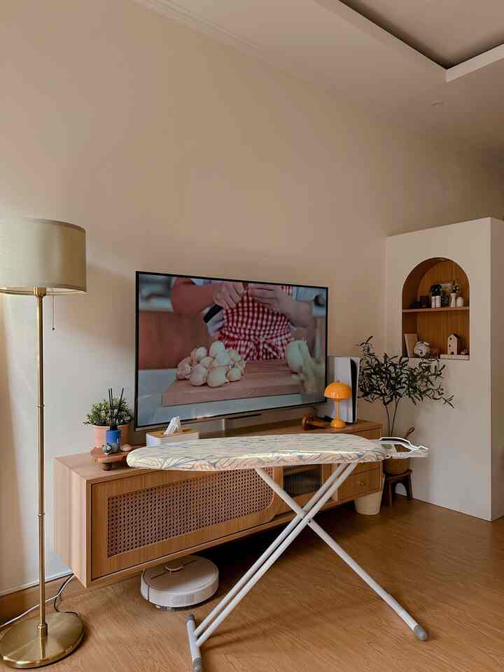 Minggu ini happy banget abis beli meja setrika 😍 adjustable lagiiii ✨
Rencananya karena udah ga ada ART yang bantuin nyetrika, aku mau nyetrika di sofa sambil drakoran gitu haha 😆

Abis masak udang juga, enak bgttt! 😍
Terus nyobain reed diffuser baru dari elmer, wanginya nenangin. Sayang belum ada di marketplace huhu 🥹✨

#homeinspo #homedecor #homedecoration  #homeinspiration #homesweethome #homeideas #instahome #instadecor #desainrumah #desainrumahminimalis #rumahkecil #inspirasirumah #inspirasirumahmungil #tinyhome #smallhouse