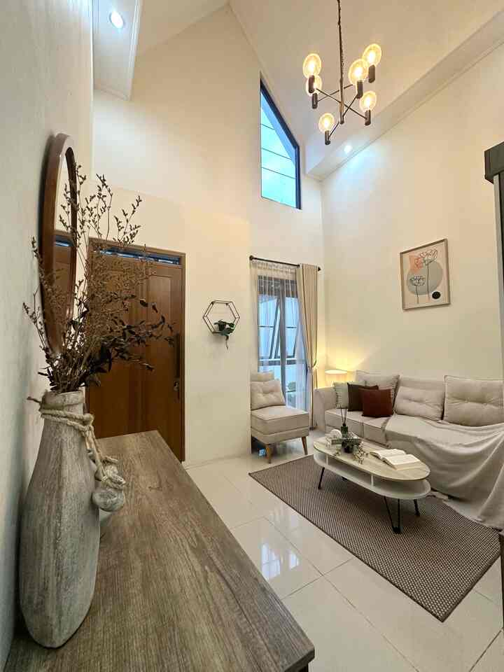 Suasana dengan lampu meja baru!🛋️
#dekorasiruangtamu #decorinspo #homedecor #ruangtamumungil #tablelamp #stylingroom #livingroom