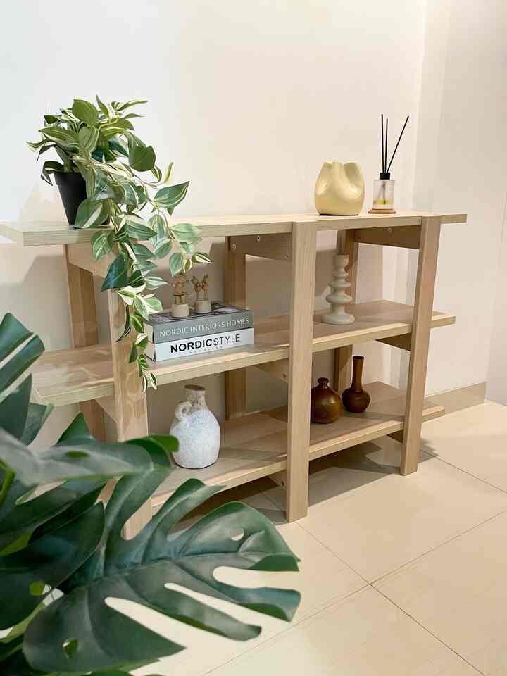 Anggota baru di lantai mezzanine✨

#Hallway
#DekorasiSudutRumah
#ConsoleTable
#InspirasiDekorMeja
#Mezzanine
#MinimalisModern
#Stairs