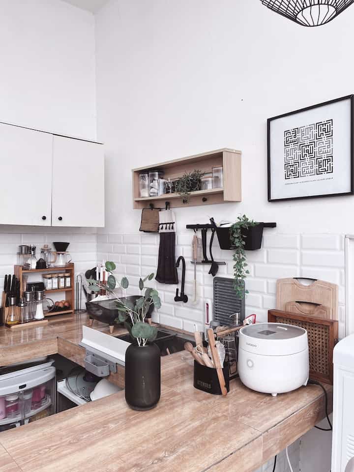 🌿 Dapur Compact 
Dapur kecil yang multifungsi. Meski ukurannya cuma 2x2m tapi dalam satu area dapur ini sudah terdapat area masak, area cuci piring dan area makan. 
Untuk memaksimalkan area penyimpanan, kami menambahkan kitchen set dan ambalan. 

Kitchen set kami pergunakan untuk menyimpan mug, gelas dan toples yang jarang digunakan.

Ambalan kami gunakan untuk menyimpan kitchen gadget, bumbu dan dekorasi dapur. 

Area Top Table tidak ketinggalan, kami gunakan untuk menyimpan peralatan memasak. 

Sebisa mungkin kami berusaha untuk memaksimalkan penyimpanan di dapur. Jadi meski compact tapi tetap bisa memenuhi kebutuhan kami ✨

#DapurMinimalis #DapurMungil #CompactKitchen #DekorasiDapur #DapurJapandi #KitchenDecor #JapandiKitchen #DapurMini #dapurkecil #WhiteAndWoodKitchen 