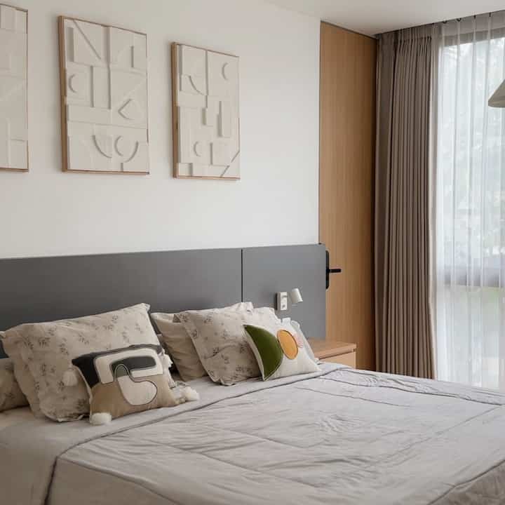 Update Master Bedroom 3.15 x 5.5 m

Berusaha untuk nyiptain kamar tidur berasa staycation setiap hari, supaya makin produktif dan istirahat makin nyaman. Hampir 100% nantinya semua furniture ini aku mau custom, tapi memang prosesnya pelan-pelan aja. Kita nikmati semua proses nya.

Fyi, semua bahan disini terbuat dari multiplek 18 mm dilapis HPL. Untuk pemakaian HPL aku pake dari Taco #MasterBedRoom #Inspirasikamartidur #nuramahouse #MasterBedRoomDesign #JapandiMasterBedRoom