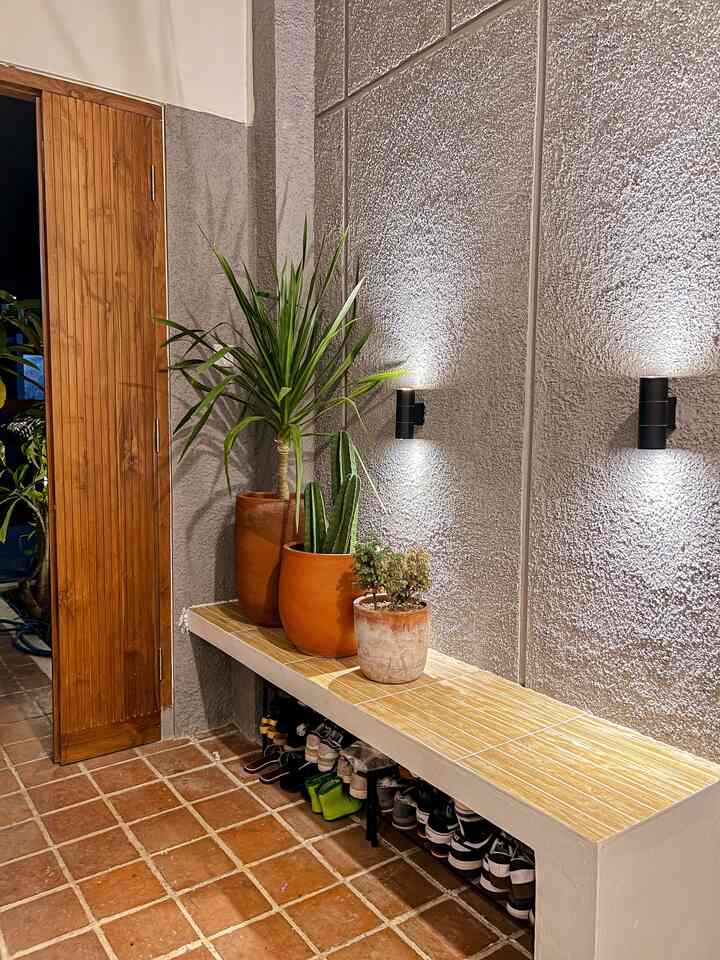 Mengatur ruangan yang terbatas di Lounge rumah sedikit tricky, karena sebetulnya area ini adalah garasi motor, namun karena tidak mau terlihat seperti garasi jadi kami memaksimalkan dengan sedikit tambahan tempat duduk dengan metode cor dan dilapisi keramik motif kayu, sedangkan kolong bawahnya kami manfaatkan untuk rak sepatu sederhana. Asal rapi dan tertata tidak begitu mengganggu pemandangan dalam rumah.

#RuanganSempit
#RuanganTerbatas
#NeverTooSmall


