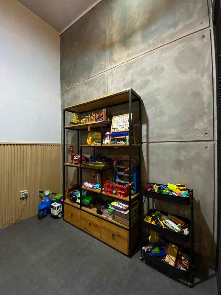 Karena dirumah bnyak mainan anak, aku juga custom rak mainan berbahan besi dan jati belanda agar tetap sesuai dengan tema rumah. Untuk ukurannya 120x30x200cm. Namun karena terbuka debu yang menempel di mainan lumayan banyak


#rumahpedesaan #rumahtepisawah #rumahindustrial #rumahtumbuh #rumahmodern 