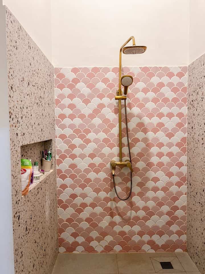 Kamar Mandi lantai 2 ini menghubungkan kamar anak dan kamar utama . Karena tidak mau terlalu banyak kamar mandi jadi memang kami hubungkan sehingga ruangan yang lainnya bisa mendapatkan luasan yang maksimal. 

#KamarMandiAnak
#KamarMandiSimpel
#ConnectRoom
#Solo
#RumahImpian
