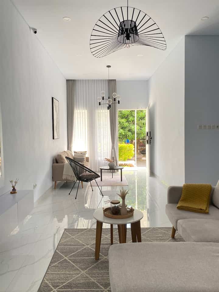Karna luas ruangan yang terbatas, jadi rumah ini menggunakan furniture minimalis dan fungsional agar feel dalam ruangan terasa lebih luas, seperti misalnya credenza tv, dipasang menggantung agar ruangan tidak terasa penuh. Begitupun dengan dekorasi dinding yg simple agar kesan minimalis tetap ada dan ruangan terasa lebih lapang.

#Ruangsempit
#Ruangterbatas
#NeverTooSmall
#ruanganminimalis
#livingroom
#openspace
#ruangkeluarga