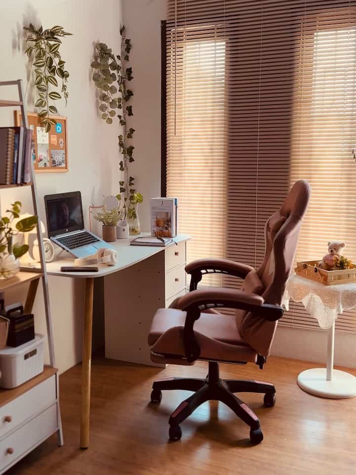 Ruang/pojokan sempit menjadi lebih bermanfaat! 💡 Yups! Berikut beberapa tips untuk menata ruangan kecil agar tetap stylish dan fungsional:

✨ Gunakan furnitur multifungsi seperti meja kerja & rak susun yang include laci penyimpanan.
✨ Pilih palet warna terang untuk kesan luas.
✨ Maksimalkan pencahayaan alami.

Selamat mencoba dan jadikan setiap sudut rumahmu lebih berguna! 🏠🤎

#RuangSempit #RuangTerbatas #NeverTooSmall #ruangkerja #rumahkost 