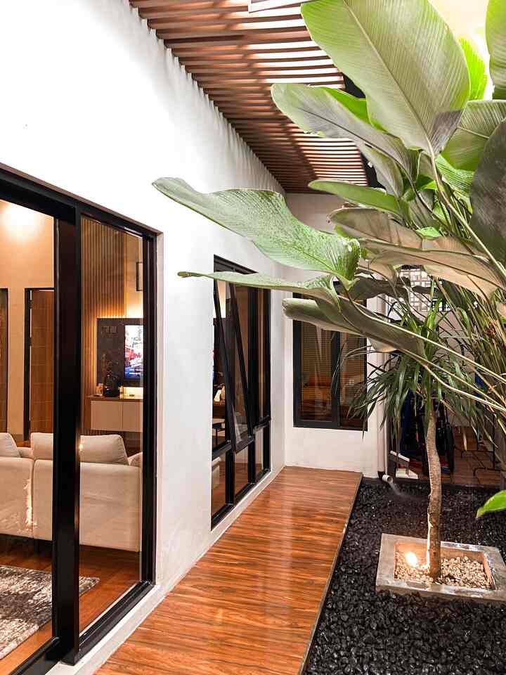 Konsep rumah yang kami buat open space dengan banyak bukaan kaca kami coba maksimalkan dengan membuat taman mini di dalam rumah.
Kami sengaja tidak menggunakan tirai karena ingin mendapatkan efek cahaya temaram ketika malam hari yang berasal dari taman kami.
Karena bukaan dari jendela kaca dirumah tersebut membuat living room dan seluruh area rumah akan sangat terasa menenangkan ketika malam hari.
#tamanindoor
#terasrumah
#backyard
#interiorrumah
#areaterbuka
#suasanamalam