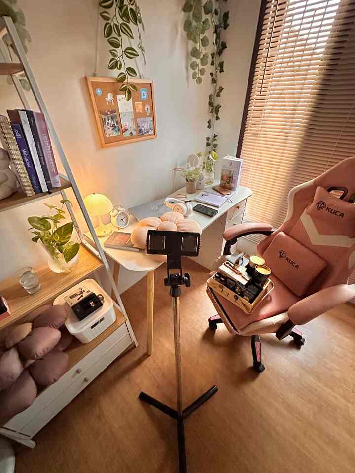 Sesekali potret random 👀👉🏼👈🏼

#ruangkerja #workspace #deskspace #minimalis #deskinspo #rumahkost 