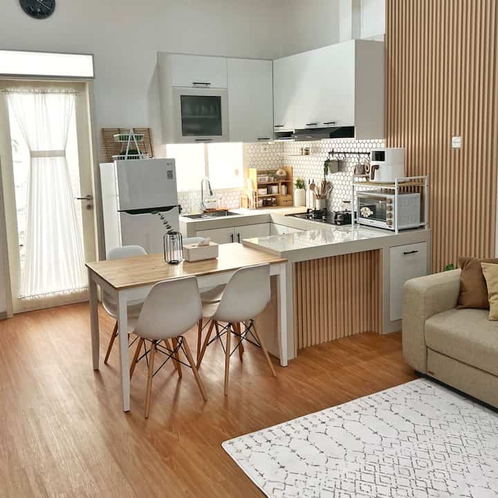 Sebelum direnovasi, rumah ini tidak memiliki area khusus untuk laundry room, area dapurnya terbatas, dan hanya memiliki 1 living room dimana ruang tamu berfungsi sebagai ruang keluarga.. oleh karena itu kami memutuskan untuk membagi area belakang jadi 2 bagian untuk dapur & service area 

konsep rumah ini open plan dari dapur sampai living room alias rumah segaris. Dapur menyatu dengan ruang makan sehingga ada sisa space  yang bisa dijadikan ruang keluarga dan ruang tamu..

Aku memilih desain U shaped kitchen karena menurutku dapur jadi bisa tetap menarik secara visual dilihat dari berbagai angle, terutama dari living room. Kitchen set di desain full kabinet atas bawah tanpa ambalan agar tetap fungsional, efisien dan hemat ruang.. bisa menampung semua perintilan dapur

Luas area kitchen & dining hanya 2,1 x 4 meter tapi terkesan lega dan nyaman ditambah dengan adanya ventilasi dan pencahayaan yang baik 

#RuangSempit
#RuangTerbatas
#NeverTooSmall
#Homedecor 
#Kitchen
#DiningRoom