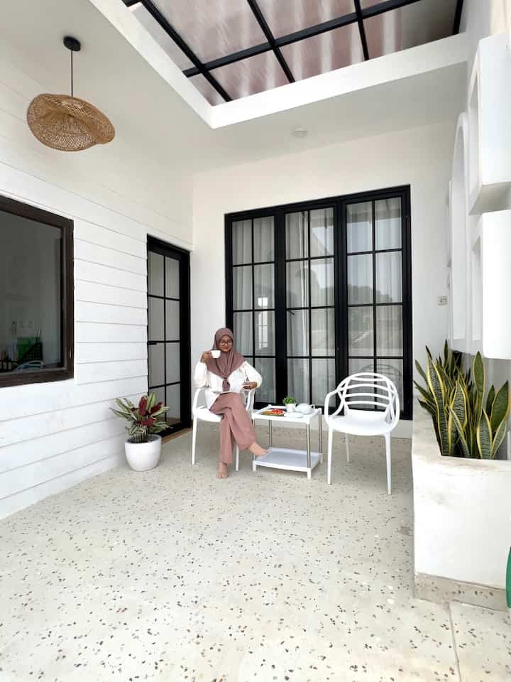 Tempat me time terbaru, biasanya ngeteh disini kalau pagi. Aku letakkan kursi dan meja plastik yang estetik.

#teras
#terasrumah
#rooftop
#balkon
#terasminimalis
#kursiplastik
#mejaplastik