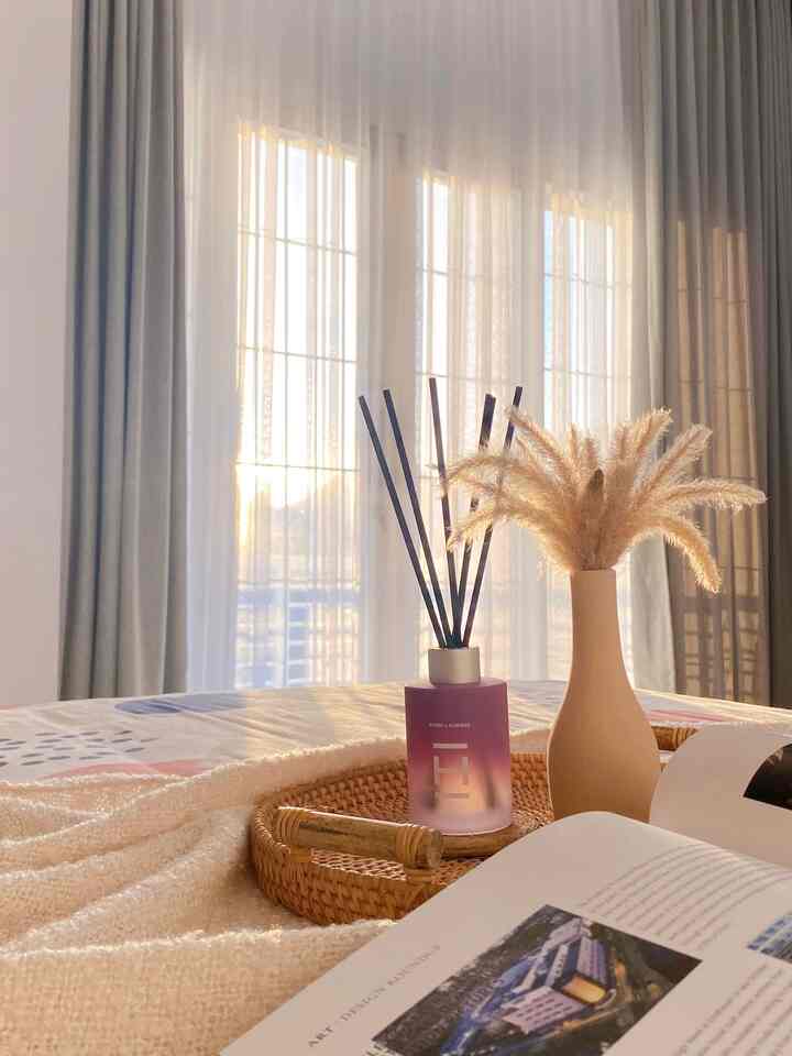 Styling kamar tidur sangat penting agar tidur lebih nyaman dan berkualitas, yg paling penting ada di kamar buatku adalah lampu tidur dan red diffuser ataupun aromaterapi lainnya yg bisa bikin relaks saat beristirahat.

#kamartidur
#stylingkamartidur
#kamarestetik
#kamarcantik
#dekorasikamar
#kamarnyaman
#kamarminimalis