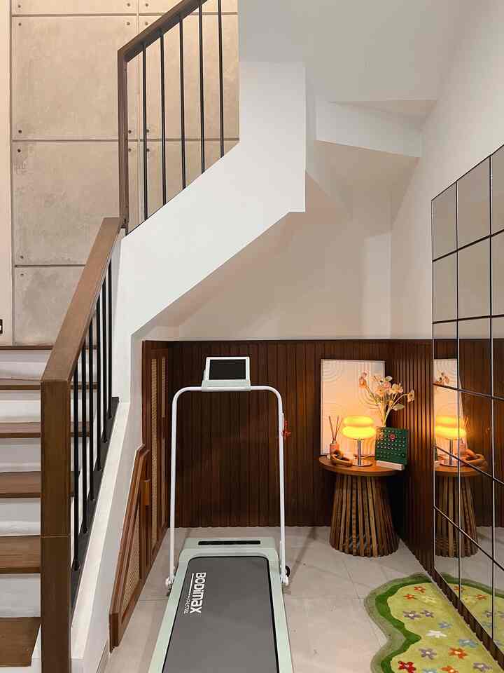 .Tips Menata Lahan Terbatas.

Halo teman-teman Ohouse!

Kali ini saya ingin berbagi tips menata area terbatas di rumah_veyla

Salah satu spot yang ukurannya kecil namun ingin mempunyai banyak manfaat adalah area bawah tangga,,
Selain jadi tempat salat tamu, bisa jadi spot OOTD, bisa juga jadi tempat olah raga,,

Karena olahraga lari sedang hits akhir-akhir ini, kami mencoba membuat ruang mini di bawah tangga menjadi tempat olahraga juga,,

Mumpung drakoran bisa, sambil nonton MV favorit pun bisa,,

Apa pendapat tetangga Ohouse?
Jika ruangan Anda kecil, ingin digunakan untuk apa?


#Ruang sempit
#Tempat terbatas
#Tidak PernahTerlaluKecil
#Di bawah tangga
#InspireHome
#Penataan Ruangan
#MiniSpace
#DekorRuang