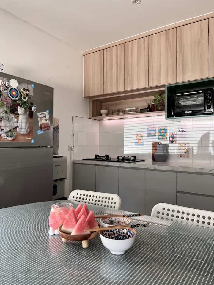 Kitchen dan dining dalam satu area salah satu cara penempatan ruangan yang terbatas 

#kitchen
#dining
#inspirasidapur 
#dapurminimalis 
#dapurmodern 
#ruanganterbatas
#mejamakan