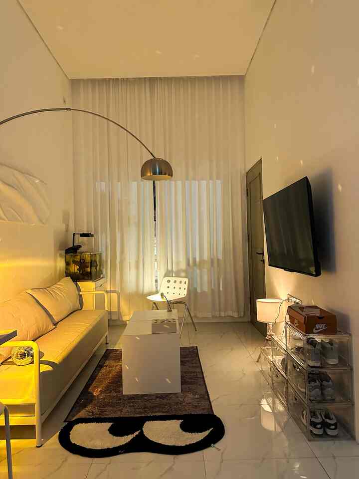 Angka House Story ✨🩶
-
Kita memilih tanah kavling yang berukuran kecil karena lokasinya strategis dan nyaman , Yang berubah saat ditempati semakin banyak dekorasinya dan menjadi penuh benda” , Kita menciptakan suasa disetiap ruangan dengan tema Minimalist yang bisa membuat kita nyaman, Definisi tempat tinggal yang ideal untuk kita adalah bukan hanya menjadi tempat pulang melainkan tempat apa saja didalammya ( istirahat, bekerja , hiburan, makan, hobi ) menjadi satu dirumah kita


#MyHomeStory #MiniHouseTour #CeritaRumahku #homedecor #home #minimalist #rumahpribadi #white #inspiration #45sqm #angkahouse