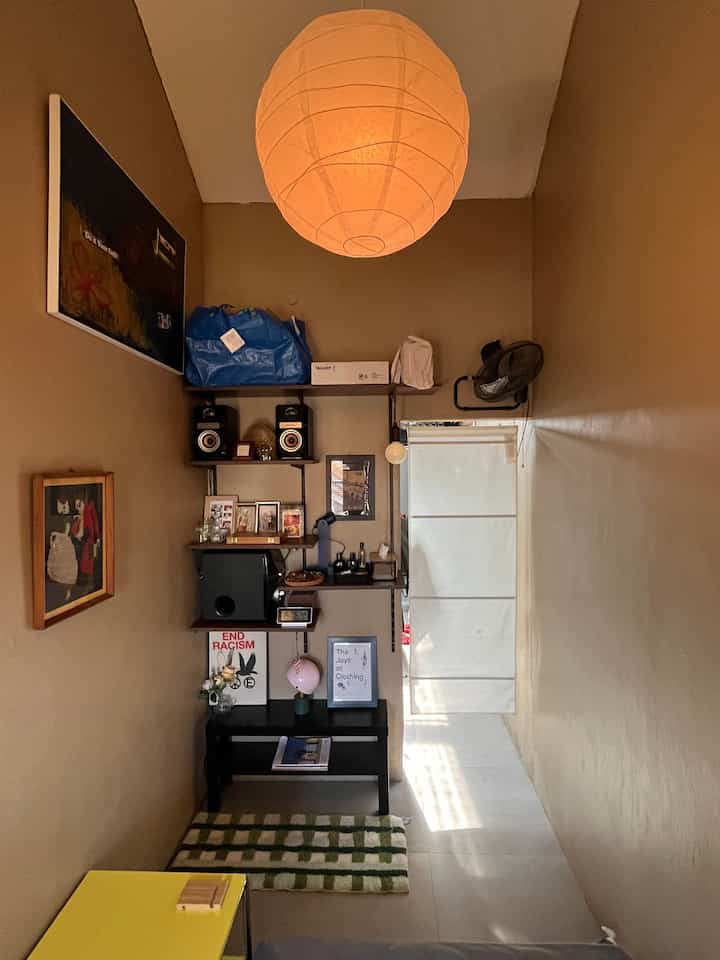 Kamar dengan ukuran 3x1.75m ini memiliki area yang sangat terbatas. Oleh karena itu menambahkan Wallshelf adalah pilihan yang tepat selain sebagai item dekoratif rak dinding ini juga bisa sebagai penyimpanan 👌✨

#Ruangsempit
#Ruangterbatas
#NeverToSmall