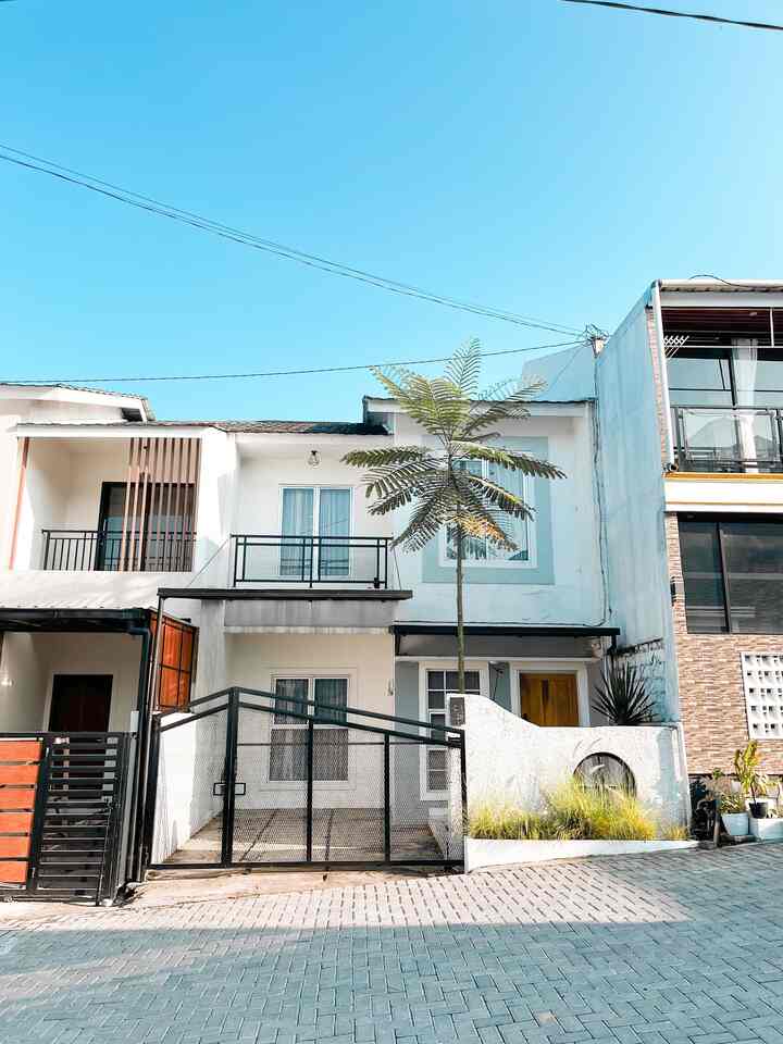 Jujur untuk memilih rumah ini waktu itu sangat2 mepet , karena kami sudah lelah bgt sama drama kontrakan bocor . Sblm ambil rumah ini kami pernah keliling di tahun 2021 tapi kami blm ada rasa kecocokan dgn lingkungan perumahan disini. Tapi luar biasa kuasa tuhan , thun 2022 kami di titik lelah dengan drama rumah kontrak tuhan memberi jalan semuanya . Yaps perumahan dgn suaana alam view gunung di rasa pas untk kami . Untuk bentuk rumah asli bawaan developer tidak banyak perubahanya , kami hanya bermain tata ruang dan dekorasi apa aja yg membuat kami nyaman . 
#MyHomeHistori
#MiniHouseTour 
#CeritaRumahku