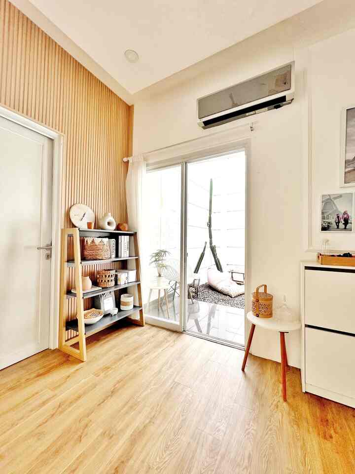 Living room menghadap ke teras belakang. Menggunakan sliding door agar udara tetap masuk . Wall panel membuat tembok tidak
Kosong, menggunakan book shelf agar terlihat tertata dan rapi 

#BTNOAS8 #livingroom #pintukaca #slidingdoor