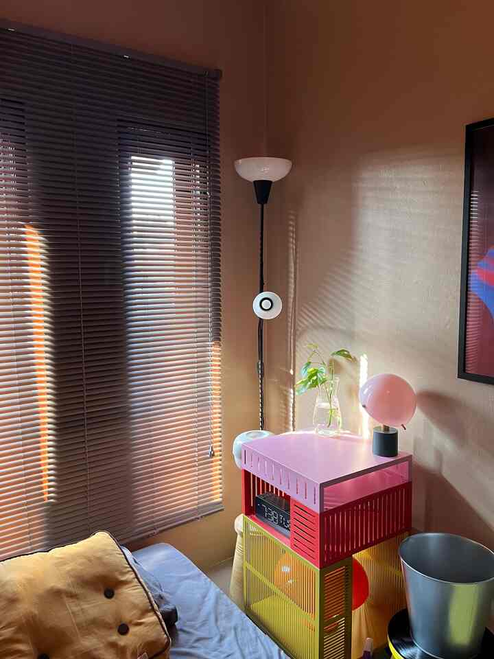 Salah satu item dekoratif yang dapat memberikan perubahan besar adalah dengan mengganti tirai dengan roller blind. Selain fungsinya sebagai penutup jendela, menggunakan roller blind dapat memberikan kesan minimalis dan modern. Roller blind juga bersifat adjustable yang memberikan akses cahaya masuk sehingga menimbulkan efek golden shadows 🌇

#ItemDekoratif
#RollerBlind
#IdeDekorasi
#KamarAesthetic
#SpillTirai