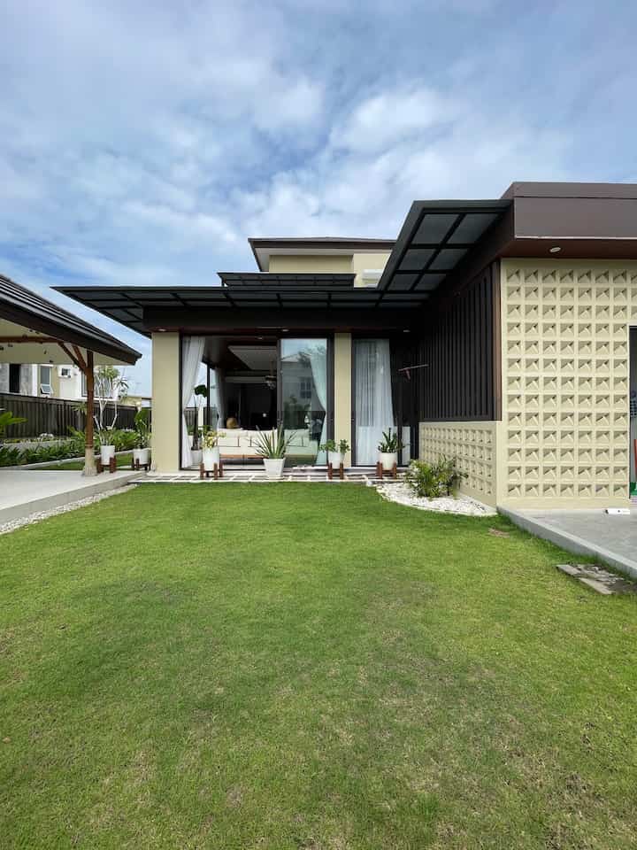 Sebelum kami memutuskan membeli rumah kedua kami ini kami sempat melihat beberapa pameran rumah yang lainnya tapi karena 
Rumah ini memiliki luas tanah 326m kami langsung memutuskan ini pas banget untuk kami selain lokasinya yg nyaman banget jauh dari kebisingan 
Tanpa memikir panjang akhirnya kami memutuskan untuk membeli rumah ini 🥰🤗

#MyHomeStory
#MiniHouseTour
#CeritaRumahku
#rumahcluster
#kingresidence 
#batam 
#indonesia 