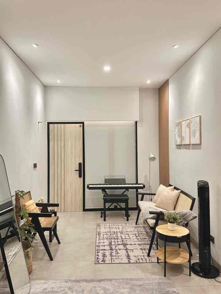 Ceritaku tentang rumah tinggalku saat ini ✨

Aku dan suami membeli rumah ini saat kita menikah 11 tahun lalu. Ini rumah second yg kami beli karena kami memiliki dana yang terbatas dan jauh dari orang tua, nekat beli rumah karena ga mau orang tua kepikiran kita di perantauan tinggalnya bagaimana.

Tahun ke 8 pernikahan diberi rezeki bisa merenovasi total rumah ini menjadi 2 lantai. Semua layout berubah total menyesuaikan kebutuhan kami saat itu. 

Dirumah ini kami tinggal bersama anak-anak, ada 4 kamar tidur, 2 kamar mandi, 1 ruang kerja, laundry room, livingroom, diningroom dan dapur. 

Menurutku rumah ini sudah sangat ideal buat kami, karena sudah memenuhi kebutuhan ruang yang kami butuhkan saat ini.

#MyHomeStory
#MiniHouseTour
#CeritaRumahku
#rumahkuSurgaku 
#RumahIdaman
#Homedecor
#HomeLiving
#rumahdengananak