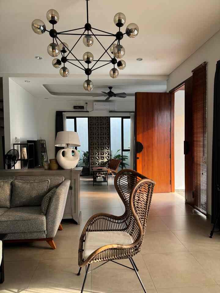 Long and narrow living room with wood tones and black accents, featuring natural and modern style furniture